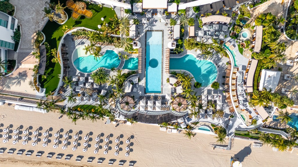 Sandblu Santorini Reopens as LXR’s First Greek Retreat