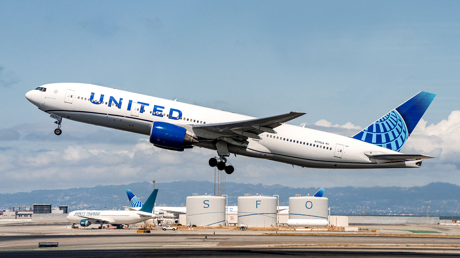 United Expands High-Speed Starlink Wi-Fi to 737 MAX 8